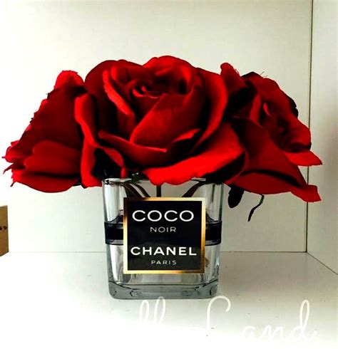 chanel vase with roses.